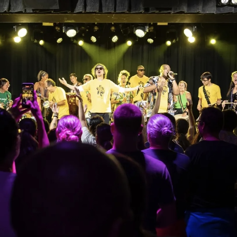 Monobloco transporte le rythme vibrant du Carnaval de Rio de Janeiro à Paris pour célébrer les 25 ans du célèbre groupe de percussion lors de deux concerts presque complets