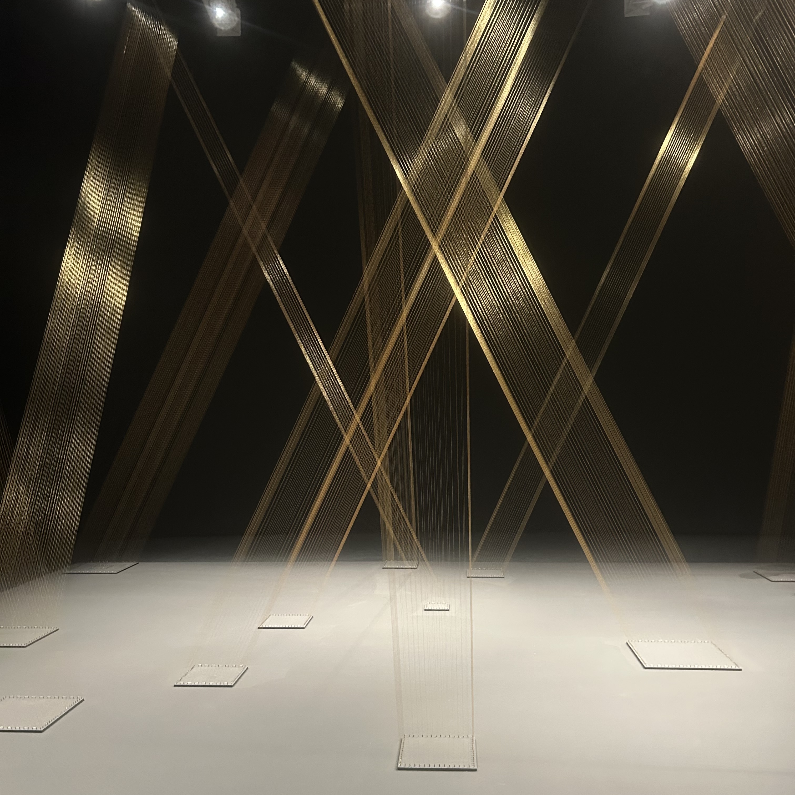 Jusqu’au 19 janvier : Lygia Pape présente sa première exposition personnelle en France à la Bourse du Commerce et dévoile son univers de lumière, d’espace et d’interaction sensorielle