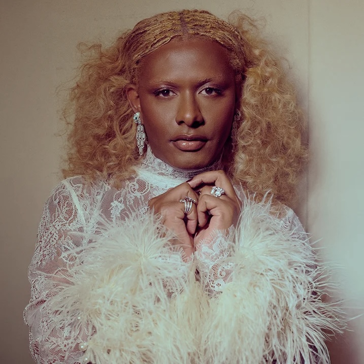 Gagnante de trois Latin Grammy Awards 2025, la chanteuse brésilienne Liniker revient à Paris pour un concert à la Salle Pleyel