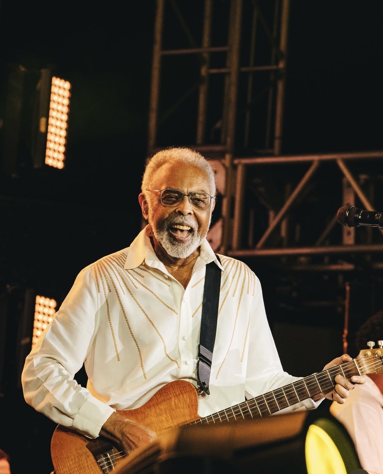 Gilberto Gil présente la tournée Tempo Rei au Théâtre du Châtelet, célébrant plus de six décennies de sa carrière et ses plus grands succès