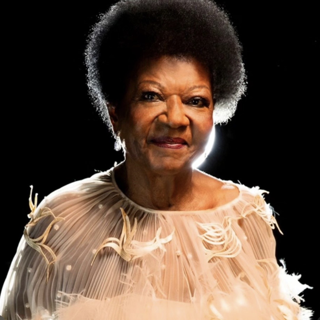 Alaíde Costa, 90 ans, sur la scène parisienne pour un concert exceptionnel aux côtés de Philippe Powell, célébrant la bossa nova et la richesse du répertoire musical brésilien